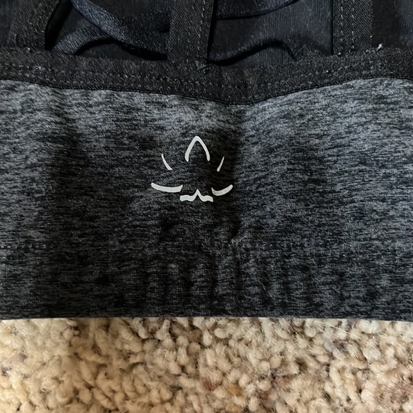 Hardly worn Beyond Yoga super soft strappy back sports bra in size S! - Picture 4 of 6
